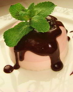 Мусс с шоколадным соусом