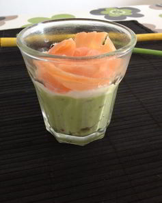 Нежный мусс из авокадо с лососем