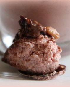 Шоколадно-клубничный мусс с орешками