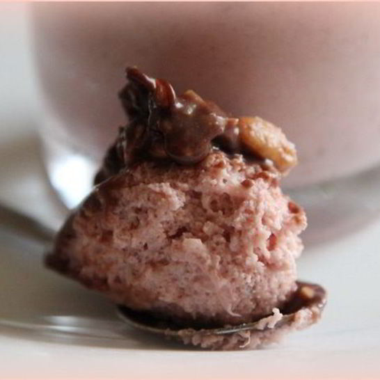 Рецепт шоколадна-клубничного мусс с орешками