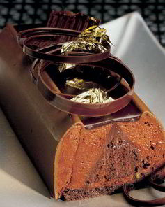 Шоколадный бисквит с муссом из горького шоколада и апельсиновым конфитюром