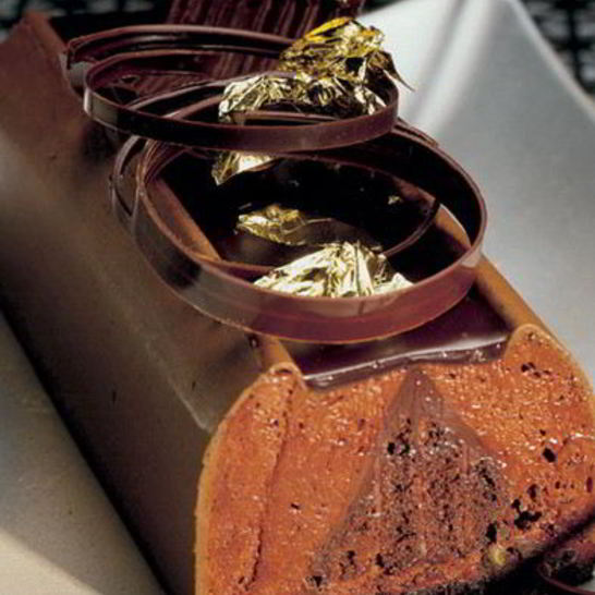 Рецепт шоколадного бисквита с муссом из горького шоколада и апельсиновым конфитюром