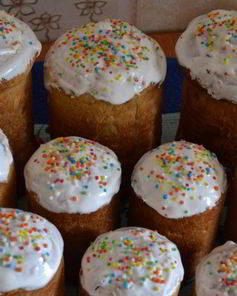 Кулич с изюмом на Пасху