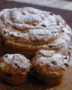 Кулич с миндалем и изюмом