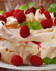 Праздничный десерт Павлова с малиной