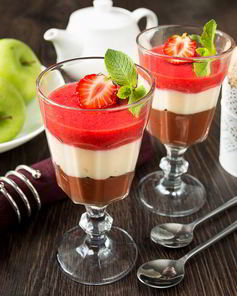 Шоколадно-ванильный пудинг с клубникой