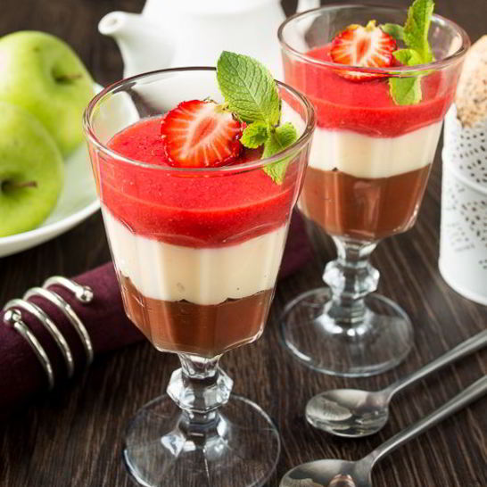 Рецепт шоколадна-ванильного пудинг с клубникой