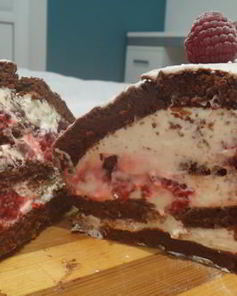 Рулет из шоколадного суфле с малиной