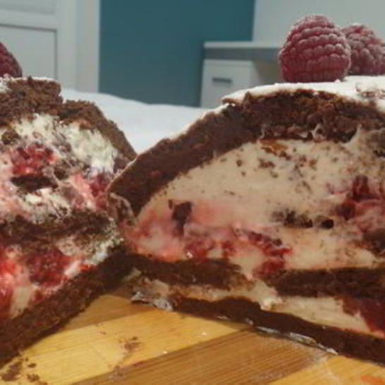 Рецепт рулета из шоколадного суфле с малиной