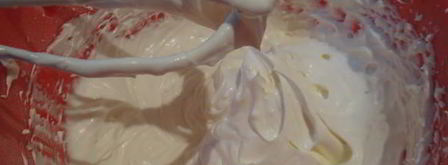 рулет из шоколадного суфле с малиной. Шаг 11