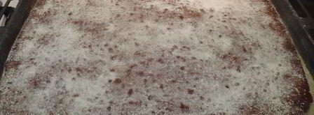 рулет из шоколадного суфле с малиной. Шаг 12