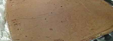 рулет из шоколадного суфле с малиной. Шаг 14