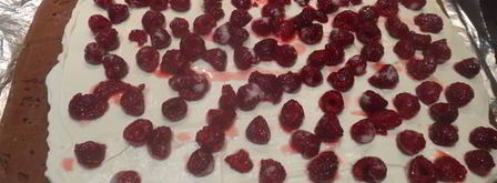 рулет из шоколадного суфле с малиной. Шаг 15