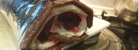 рулет из шоколадного суфле с малиной. Шаг 16