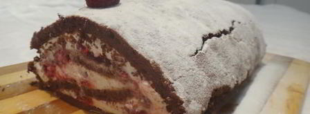 рулет из шоколадного суфле с малиной. Шаг 17