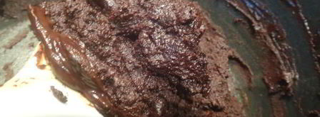 рулет из шоколадного суфле с малиной. Шаг 3