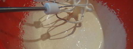 рулет из шоколадного суфле с малиной. Шаг 4