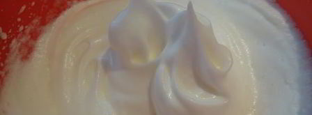 рулет из шоколадного суфле с малиной. Шаг 5