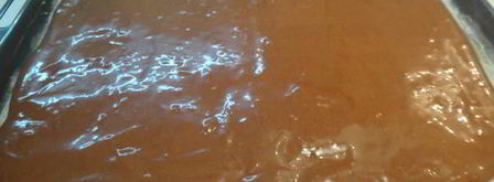 рулет из шоколадного суфле с малиной. Шаг 8