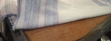 рулет из шоколадного суфле с малиной. Шаг 9