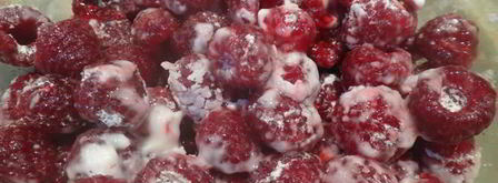 рулет из шоколадного суфле с малиной. Шаг 10