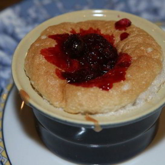 Рецепт сладкого суфле с ягодно-апельсиновым соусом