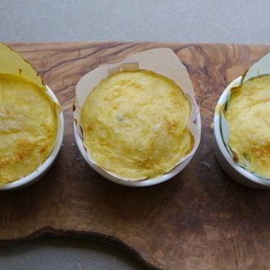 Рецепт суфле с горошком, грюйером и розовым перцем