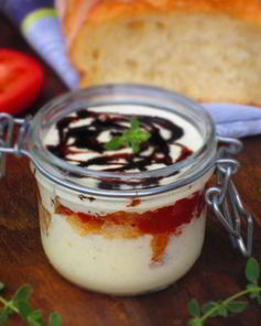 Мини-тирамису с томатным чатни и бальзамическим сиропом