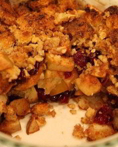 Яблочный пудинг с сушеной клюквой и грецкими орехами