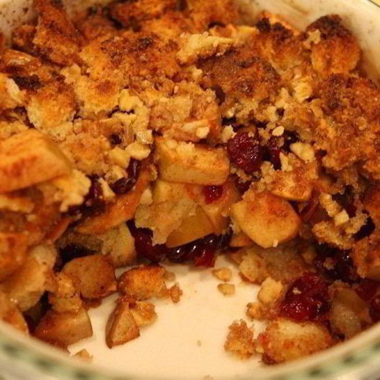 Рецепт яблочного пудинга с сушеной клюквой и грецкими орехами