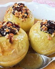 Запеченные яблоки с изюмом, курагой и орехами