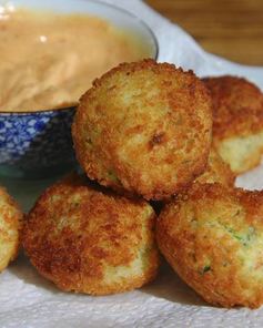 Биточки из крабового мяса, огурцов и каперсов