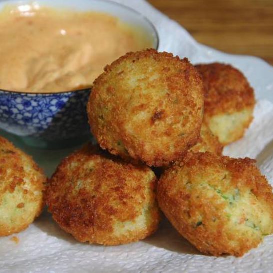 Рецепт биточков из крабового мяса, огурцов и каперсов