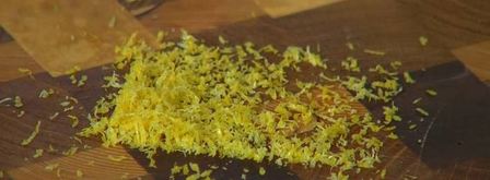 биточки из крабового мяса, огурцов и каперсов. Шаг 2