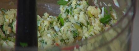 биточки из крабового мяса, огурцов и каперсов. Шаг 6