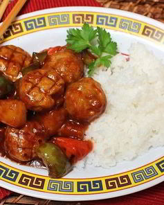 Фрикадельки из курицы в чили соусе с овощами