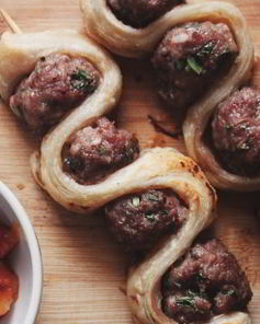 Фрикадельки на шпажке с томатным соусом