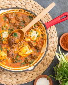 Фрикадельки с томатным соусом и яйцом