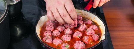 фрикадельки с томатным соусом и яйцом. Шаг 5