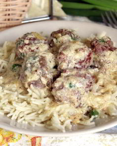 Мясные фрикадельки с зеленым горошком в сливочном соусе