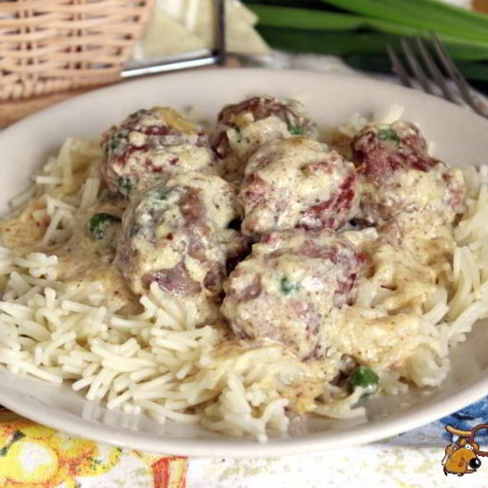 Рецепт мясных фрикаделек с зеленым горошком в сливочном соусе