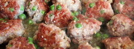 мясные фрикадельки с зеленым горошком в сливочном соусе. Шаг 4