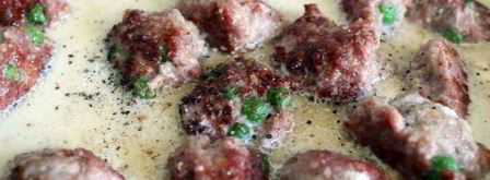 мясные фрикадельки с зеленым горошком в сливочном соусе. Шаг 6