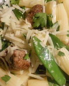 Паста с фрикадельками и молодым стручковым горошком