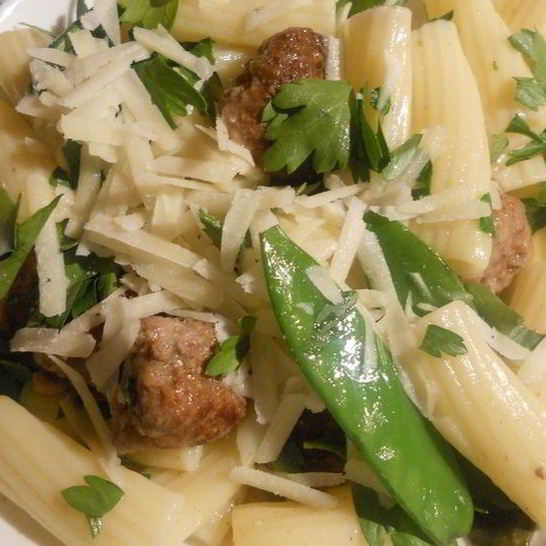 Рецепт пасты с фрикадельками и молодым стручковым горошком