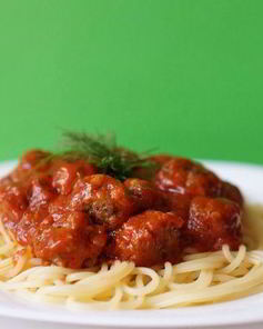 Спагетти с фрикадельками в томатном соусе