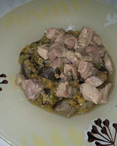 Чечевица по-тайски с имбирем и чесноком, баклажаном и бедром индейки