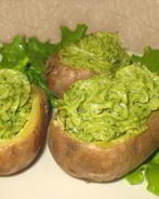 Картофель с зеленью, сыром и орешками