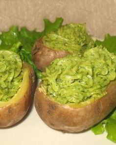 Картофель с зеленью, сыром и орешками