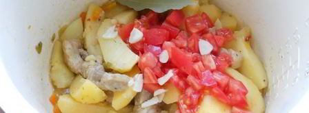 картофель со свининой и помидорами в мультиварке. Шаг 3